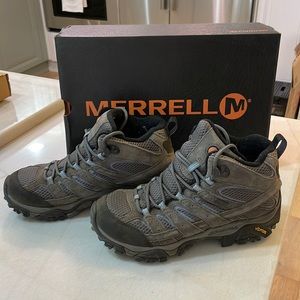 Like New- Hiking shoes